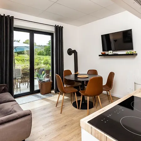 Stylish With Free Parking Apartment