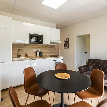 Stylish With Free Parking Apartment