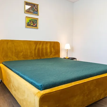 Stylish With Free Parking Apartment *