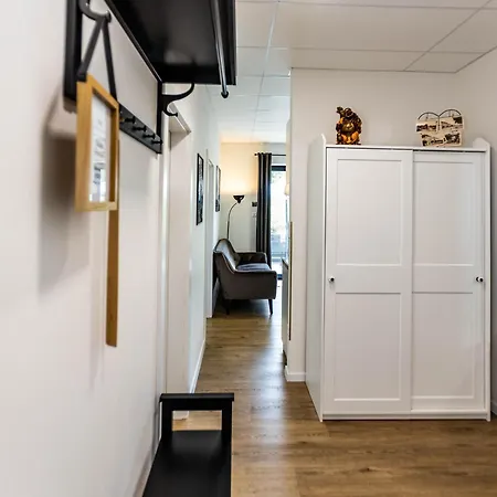 Stylish With Free Parking Apartment *